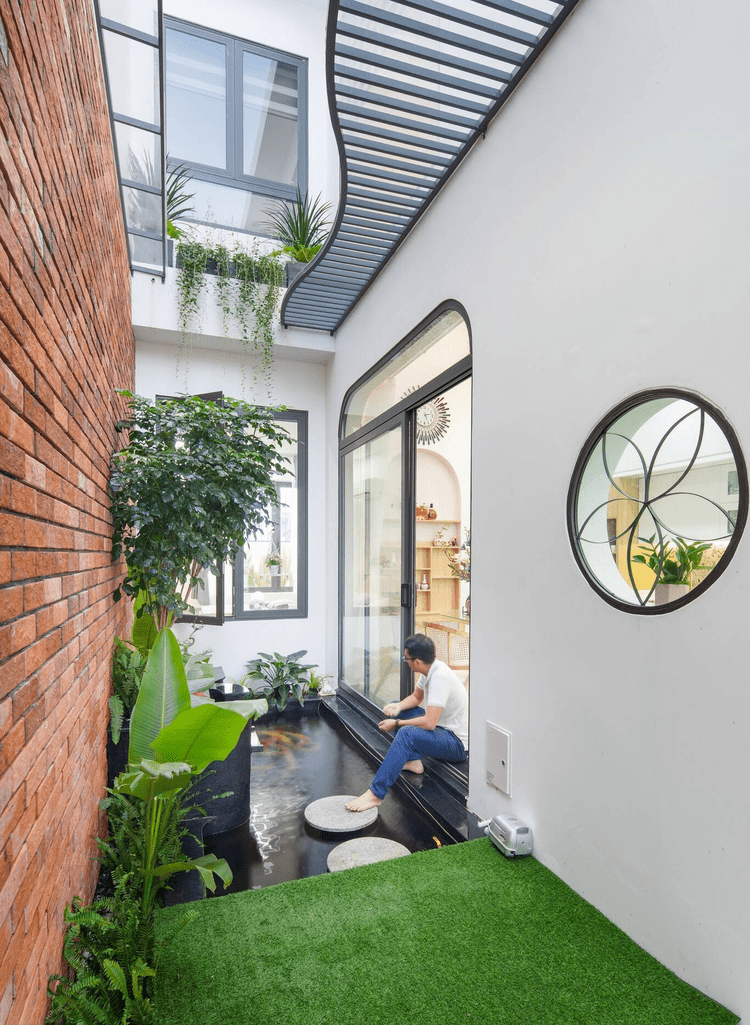 Khoảng giếng trời bên hông thoáng đãng cho thiết kế nhà ống