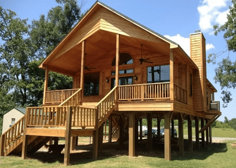 Nhà sàn gỗ với vẻ đẹp mộc mạc, ấm cúng