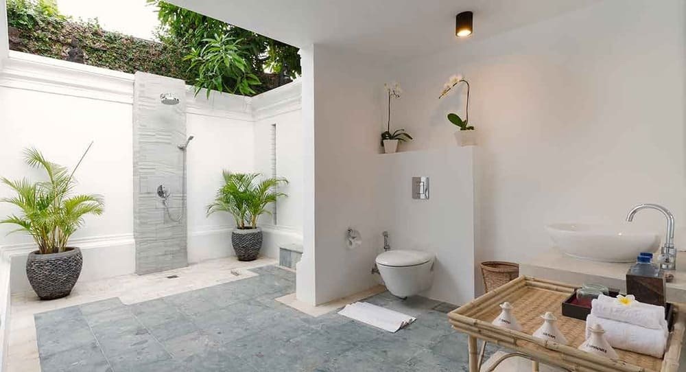 Mẫu nhà tắm thiết kế hiện đại kết hợp nội thất sang trọng