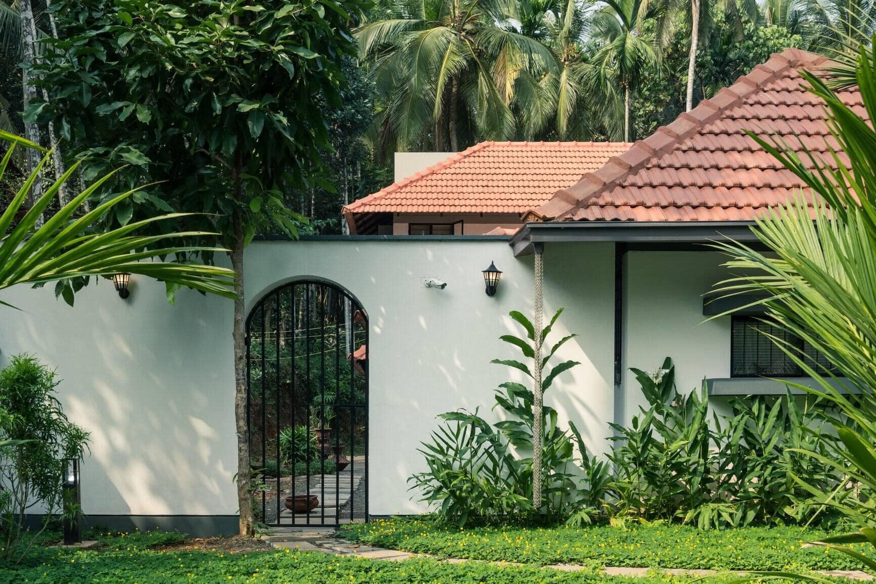 Mẫu nhà vườn cấp 4 mái ngói truyền thống Việt Nam rất được ưa chuộng