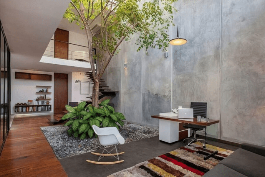 Sân vườn trong nhà chính là nơi thư giãn của các thành viên trong gia đình