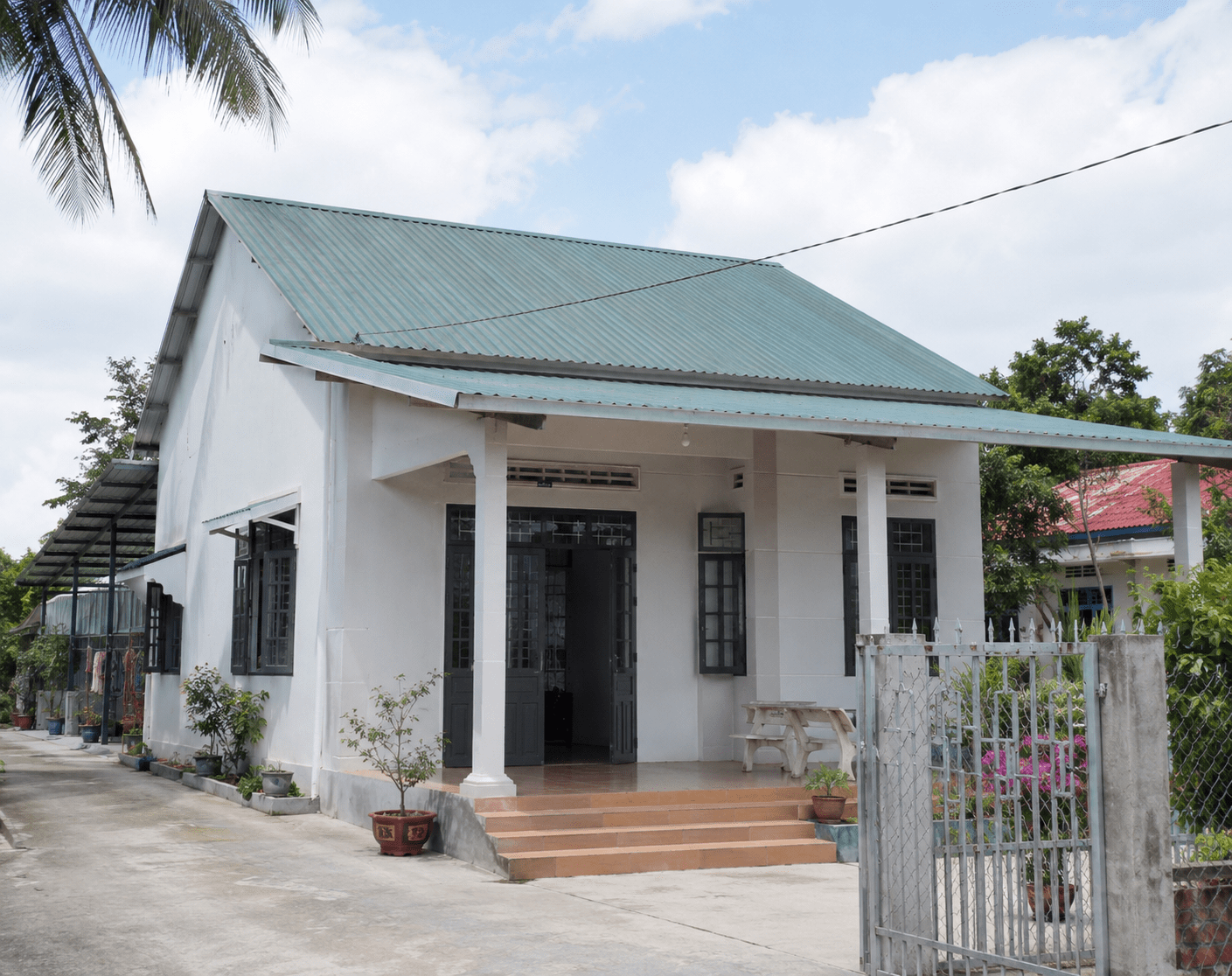 Những dấu hiệu như vít rỉ, tôn cong vênh hoặc vết ẩm dưới trần cho thấy mái cần được xử lý trước mùa mưa lớn