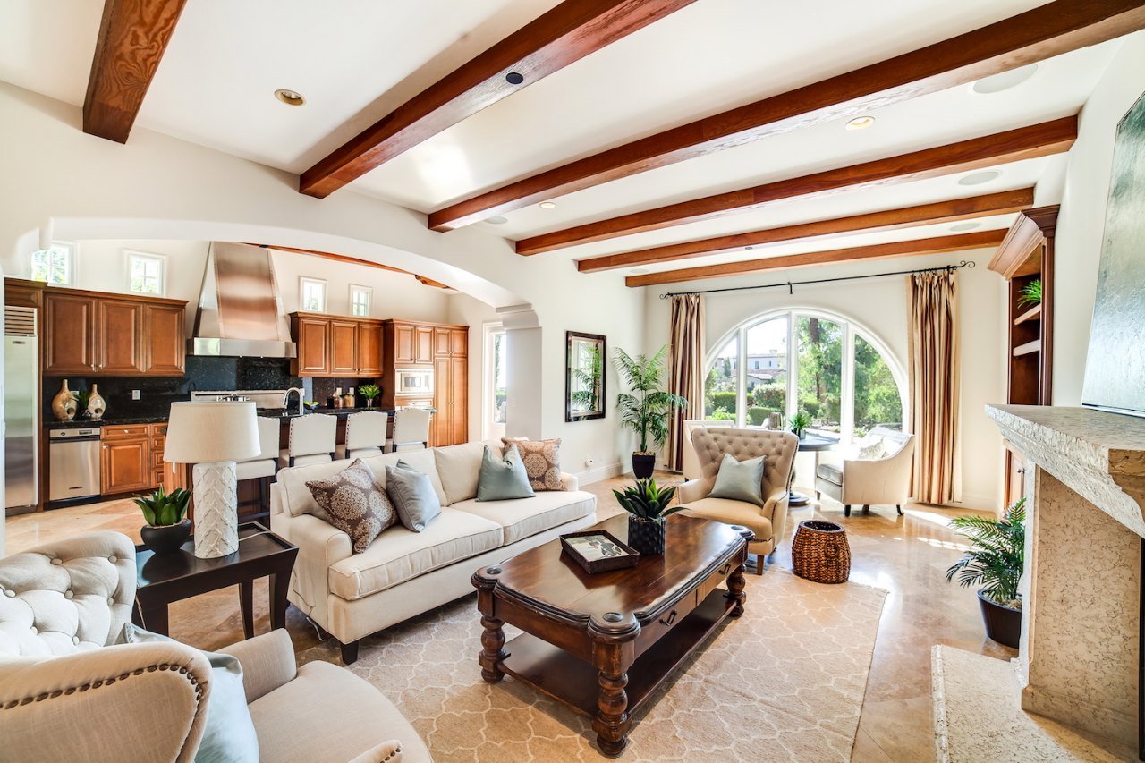 Mẫu phòng khách biệt thự Địa Trung Hải phóng khoáng, tươi mới