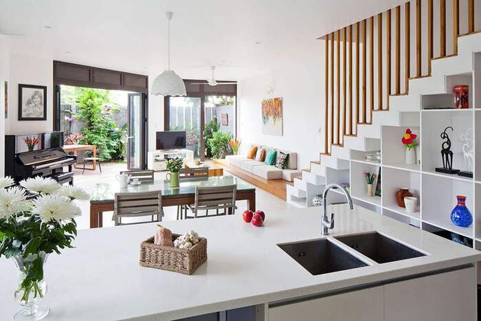 Mẫu thiết kế phòng khách nhà ống 5m có cầu thang kiểu truyền thống