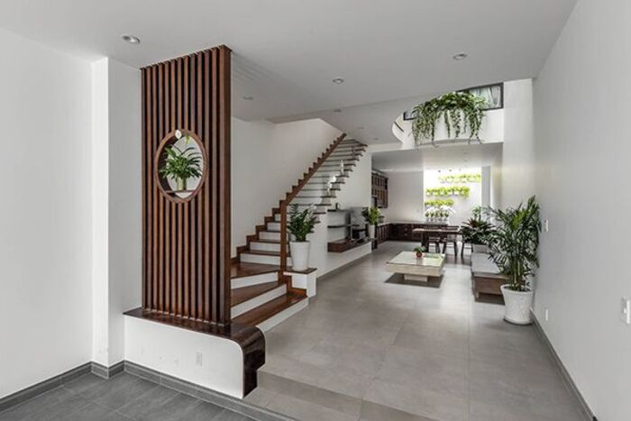 Mẫu phòng khách nhà ống 5m có cầu thang đẹp, đơn giản