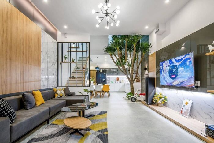 Mẫu thiết kế cầu thang giữa phòng khách và bếp