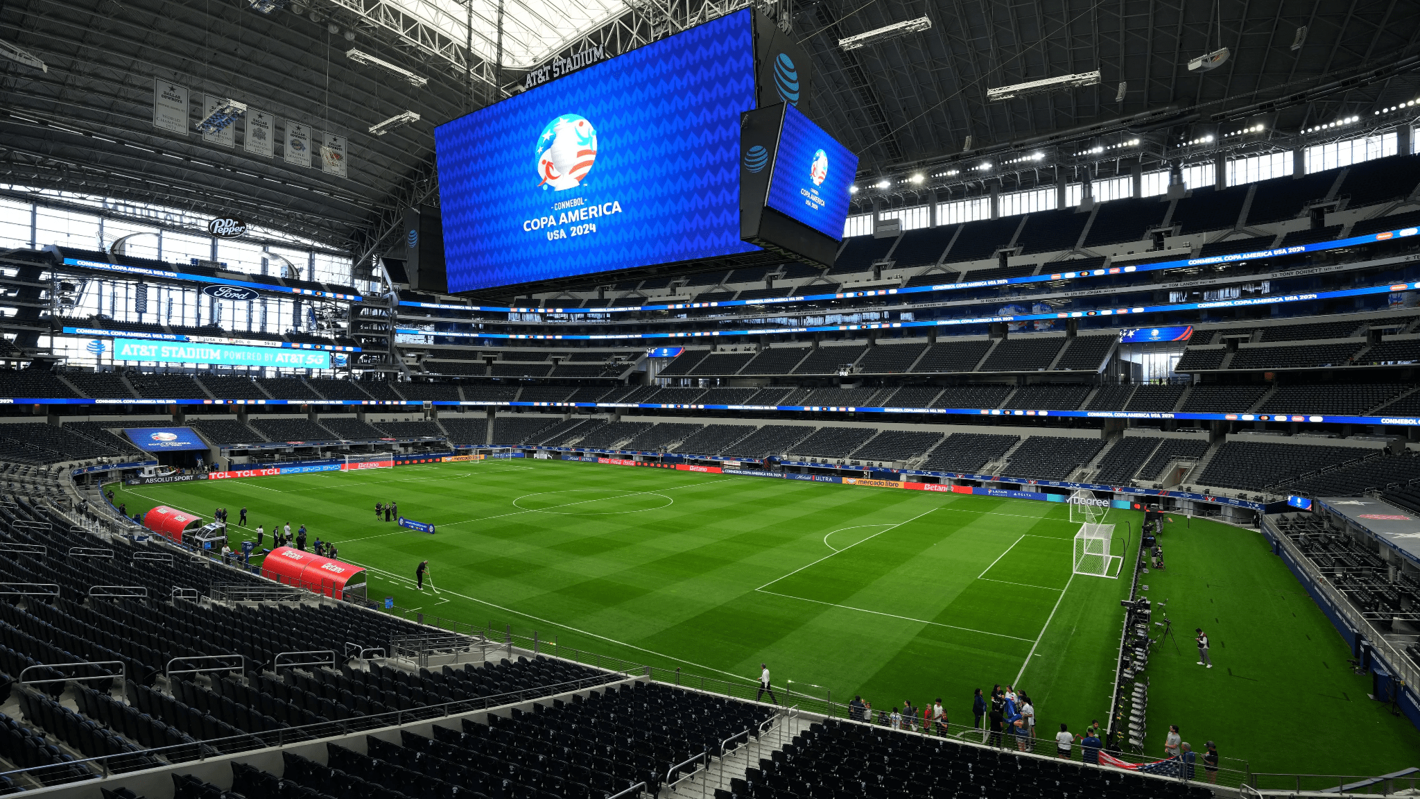 Sân vận động Dallas nổi tiếng với không gian rộng lớn và hệ thống màn hình treo ở trung tâm