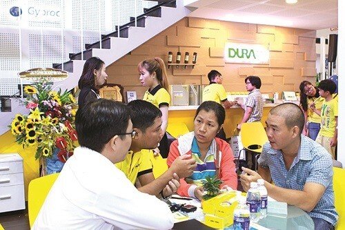 gặp gỡ tư vấn khách hàng tại sự kiện vietbuild Vĩnh Tường