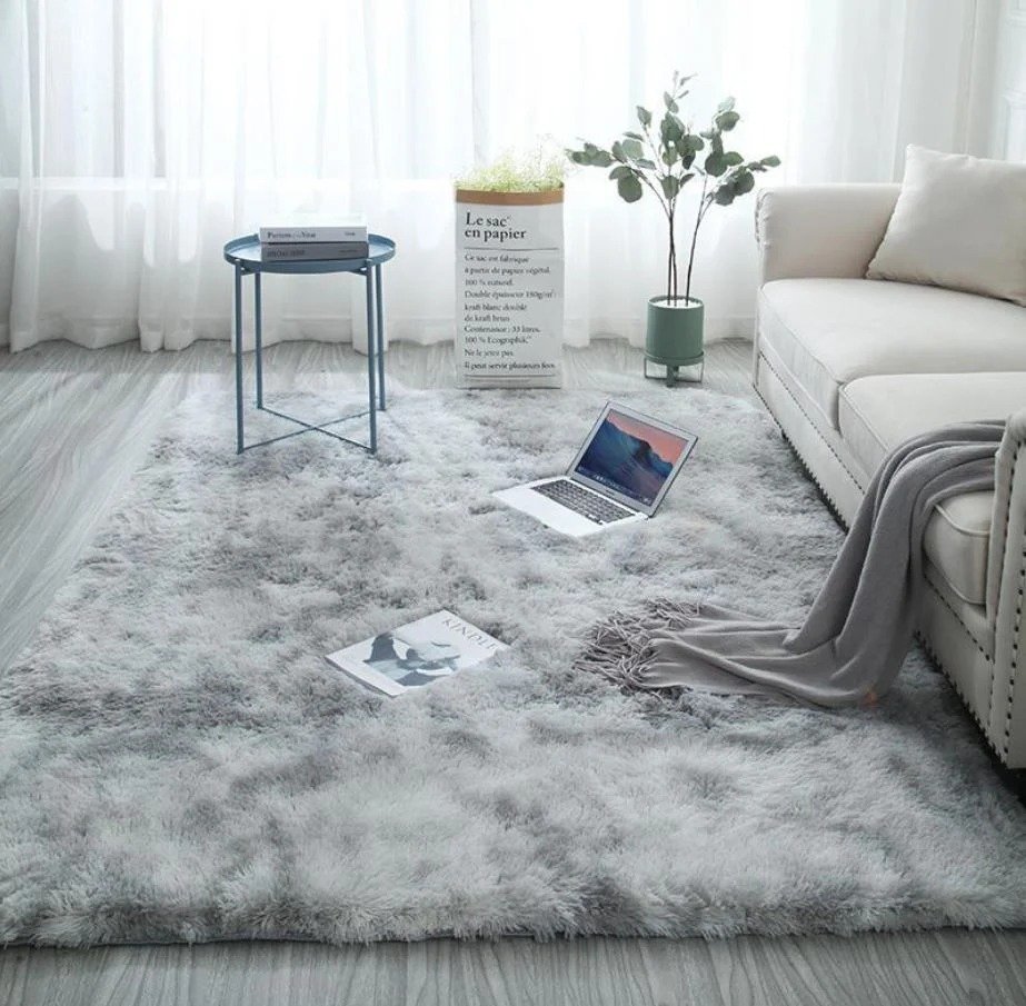 Gương để bàn dựa tường tạo cảm giác thông thoáng cho phòng ngủ