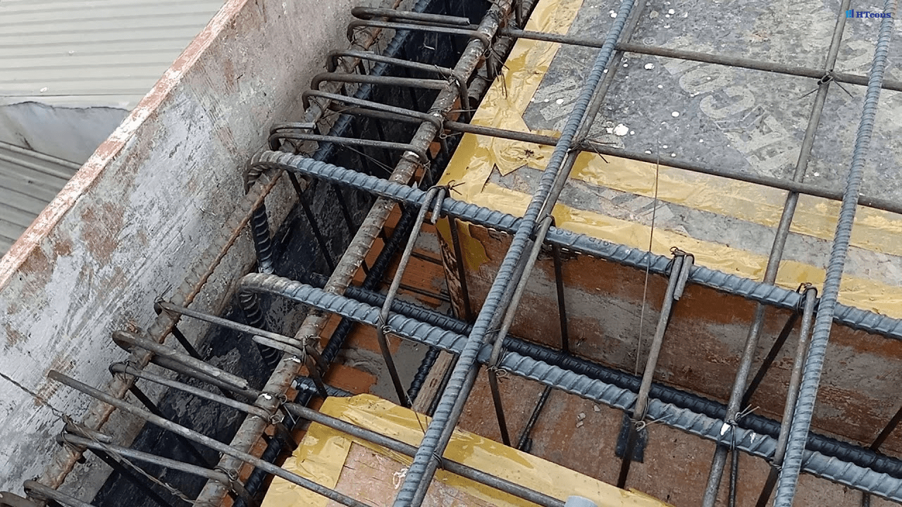 Thép miền trên chịu lực kéo lớn ở đoạn giữa hai cột 