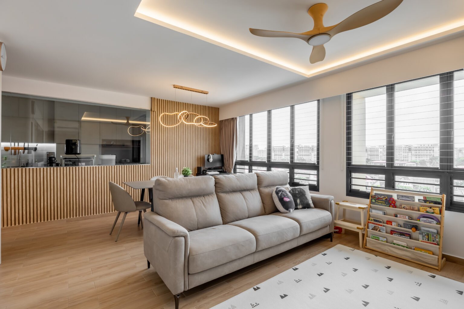 Mẫu trần thạch cao chìm giật cấp kết hợp với quạt trần phong cách Bắc Âu