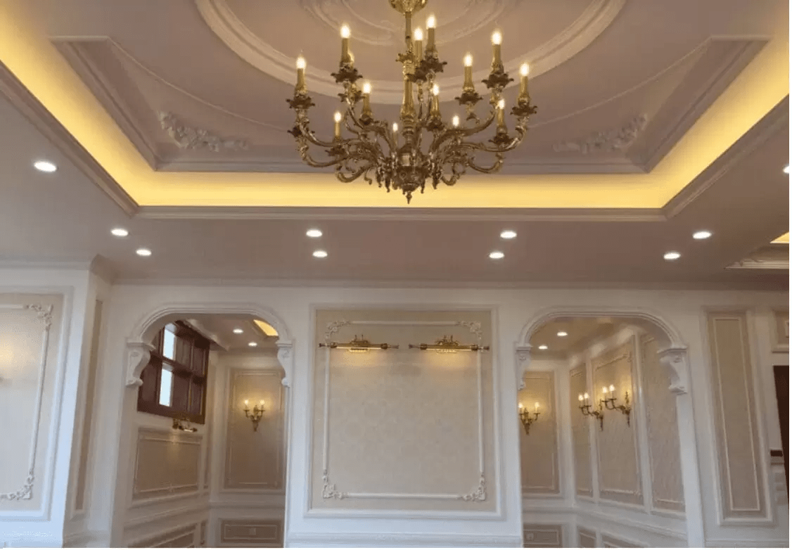 Mẫu trần thạch cao kết hợp đèn chùm sang trọng, cổ điển