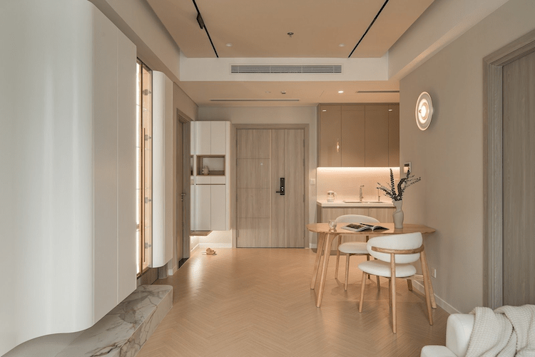 Thiết kế trần thạch cao tông màu tối giản, giúp không gian rộng thoáng hơn