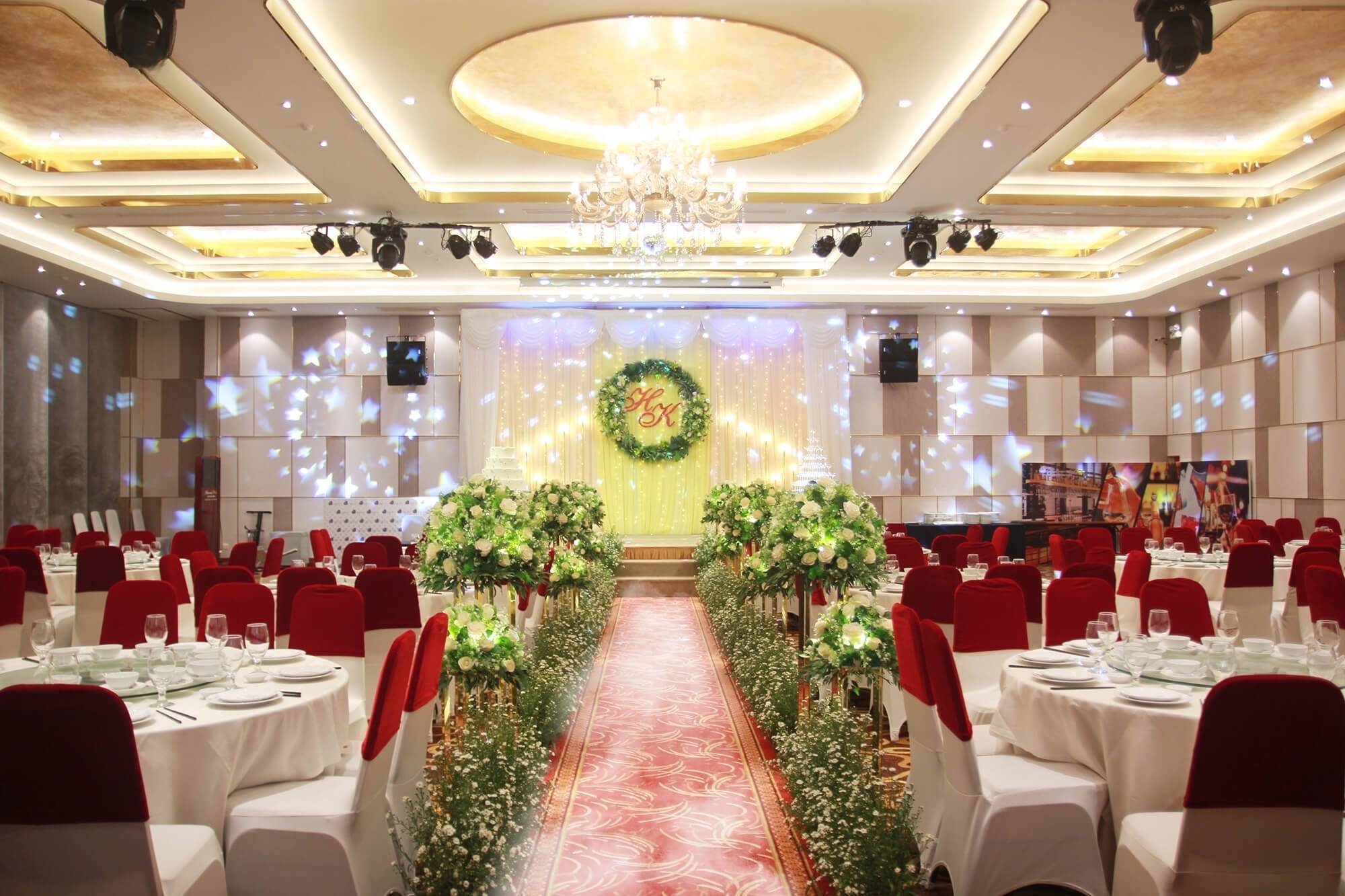 Mẫu trần thạch cao nhà hàng, tiệc cưới kết hợp trang trí cây xanh ấn tượng