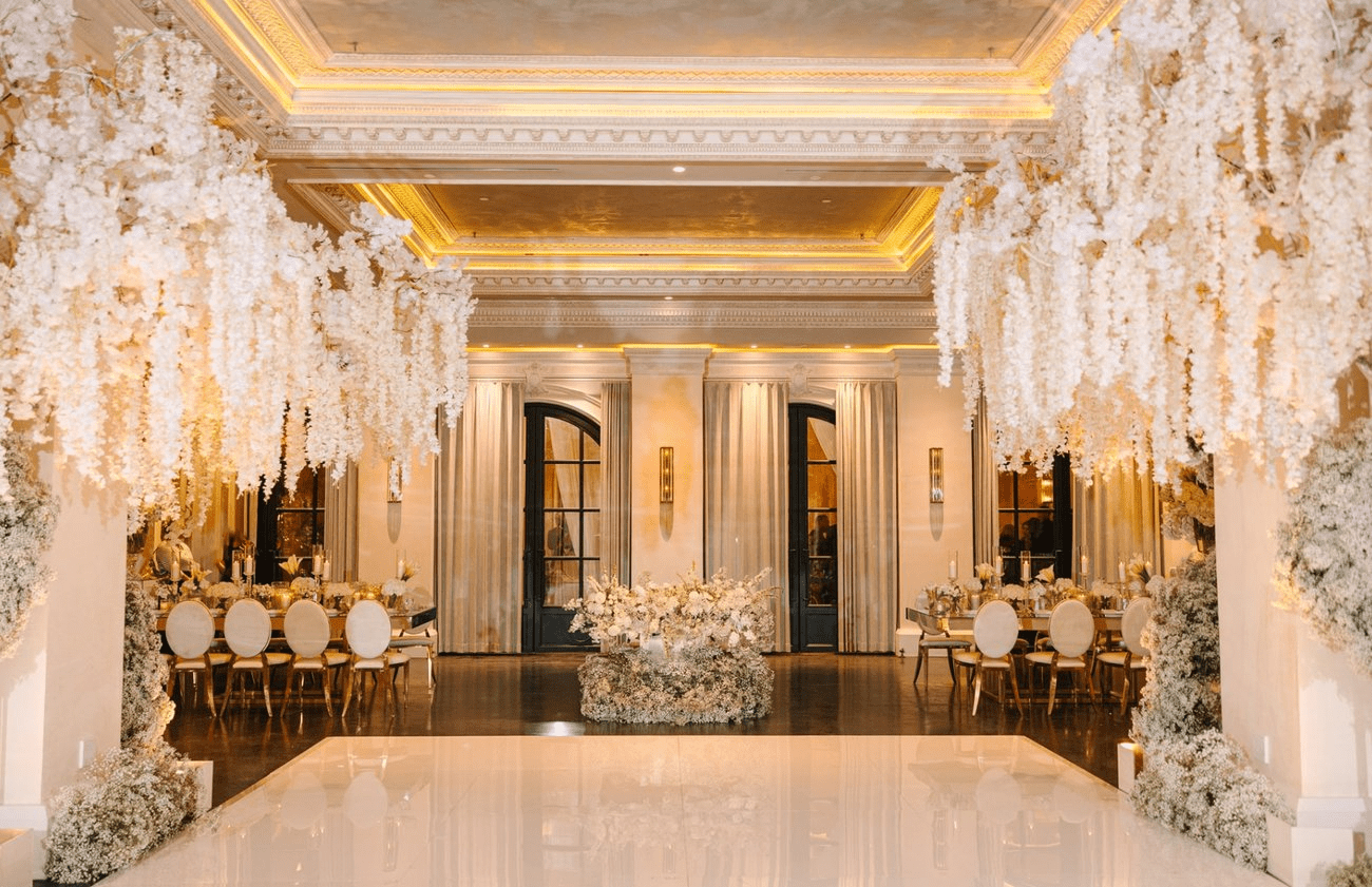 Trần thạch cao phẳng kết hợp hệ thống ánh sáng đổi màu mang đến trải nghiệm thị giác sống động 