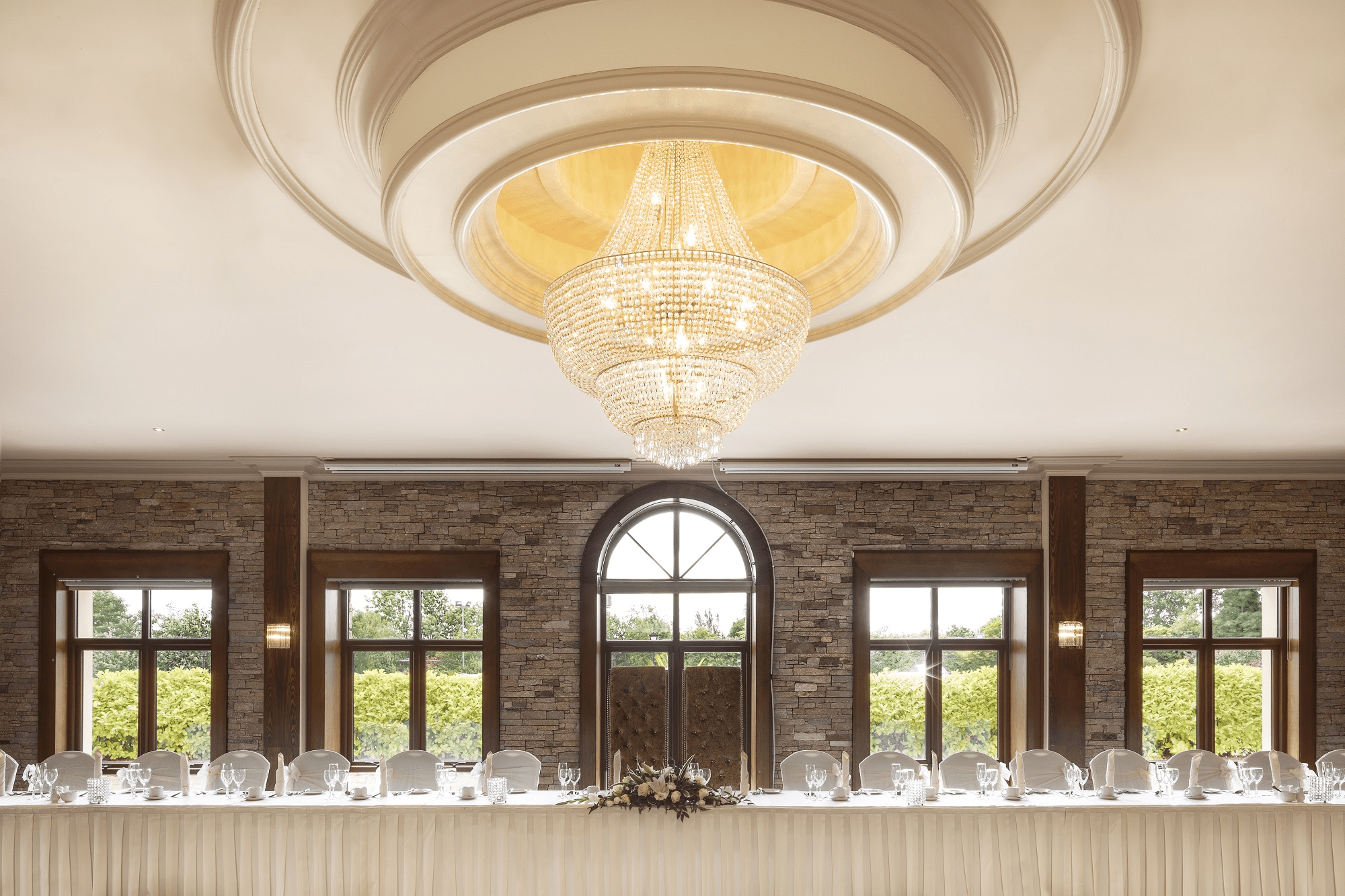 Chọn đơn vị thi công trần thạch cao nhà hàng tiệc cưới uy tín để có không gian sự kiện sang trọn