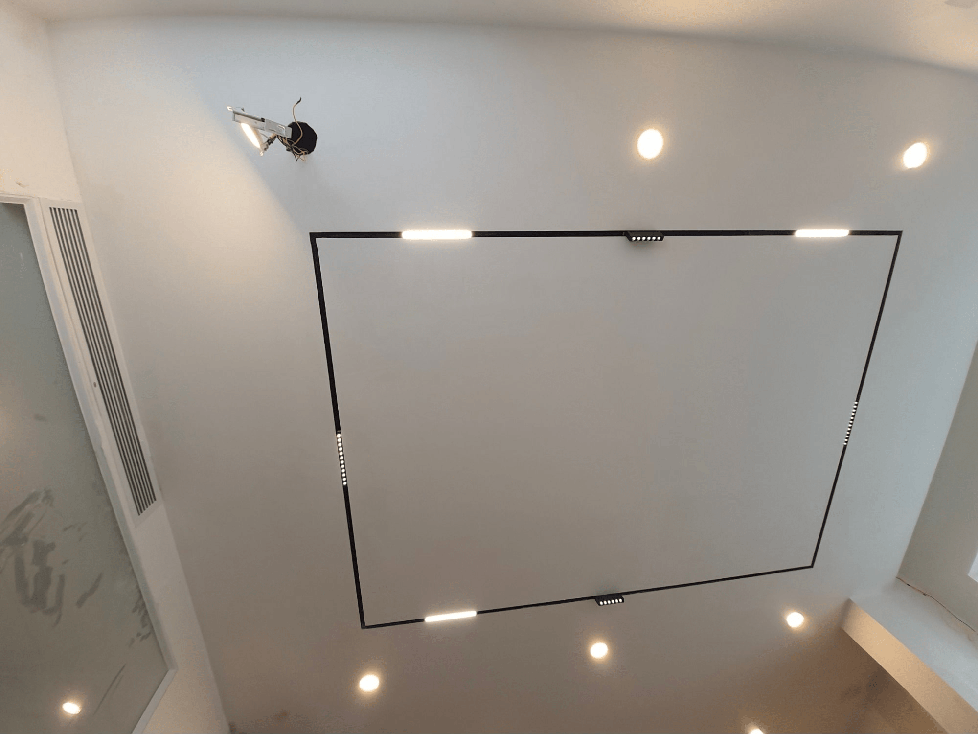 Trần thạch cao phẳng thường kết hợp với hệ thống đèn âm trần hiện đại