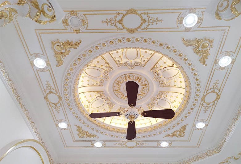 Mẫu trần thạch cao cổ điển kết hợp quạt trần