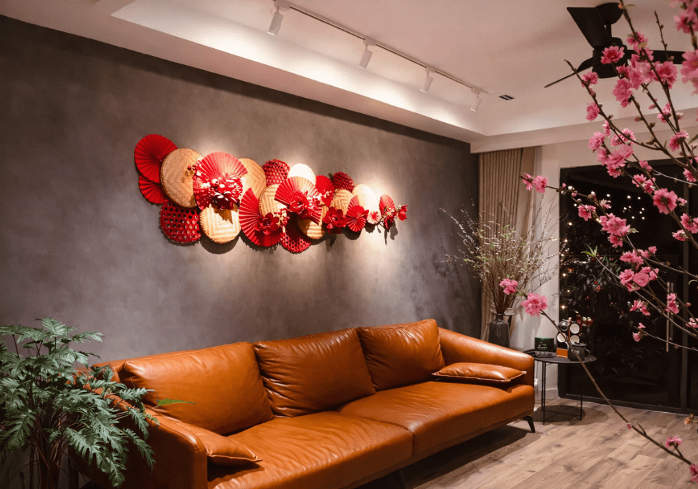 Trang trí phòng khách với quạt đỏ may mắn
