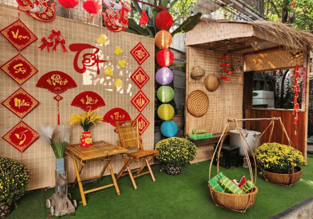 Trang trí tết bằng quạt đỏ