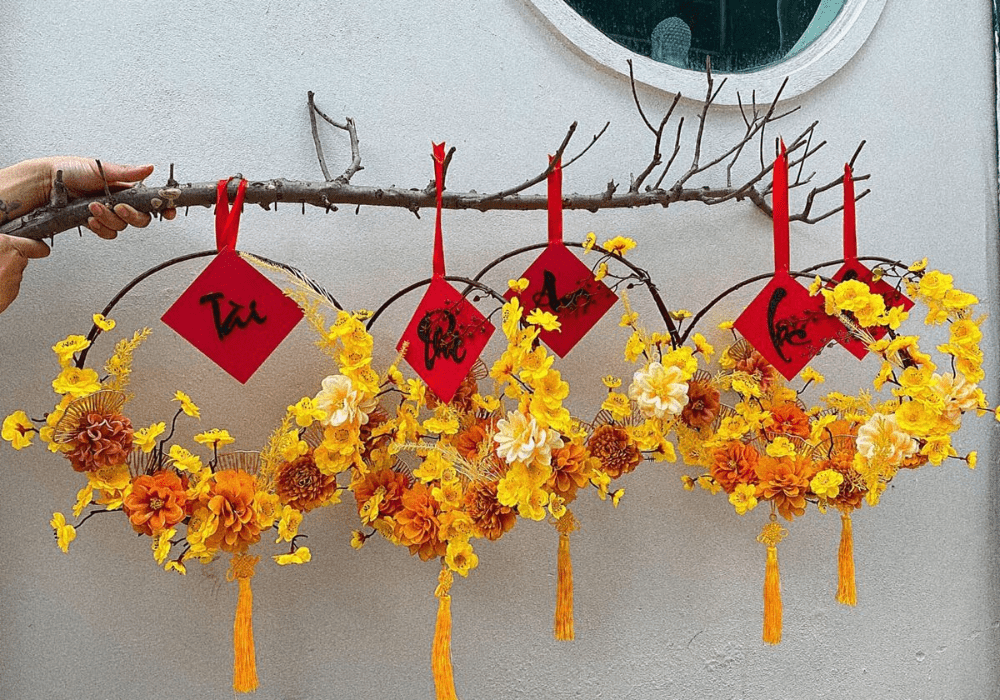 Trang trí tường nhà đón tết bằng vòng hoa 