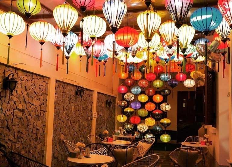 Dùng đèn lồng trang trí quán cafe được ưa chuộng vào dịp tết