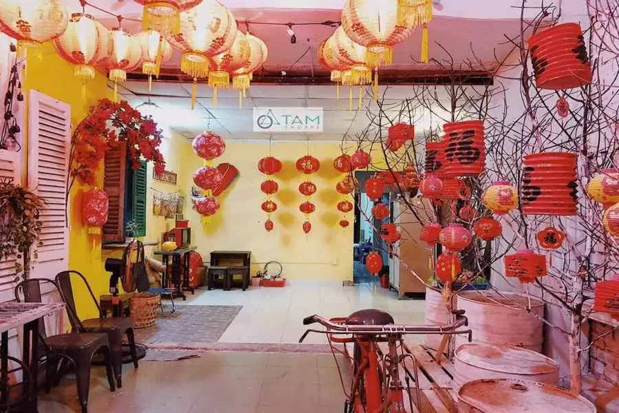 Trang trí trần nhà quán cafe bằng đen lồng phong cách Đông Á ấn tượng