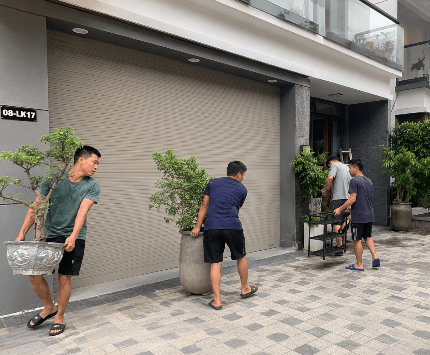 Trước khi bão đến, cần đưa chậu cây, bàn ghế, biển quảng cáo và các vật dụng rời trước cửa vào nơi an toàn để tránh bị gió cuốn va đập vào cửa cuốn
