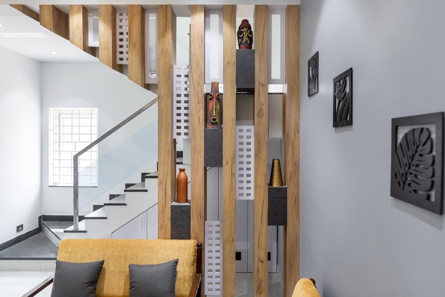 Trang trí vách ngăn cầu thang