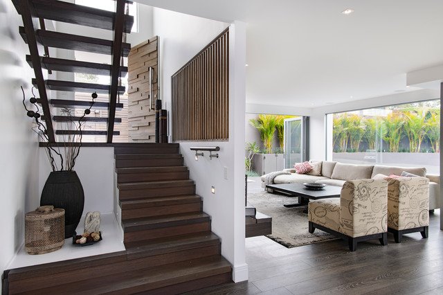 Vách ngăn phòng khách và cầu thang