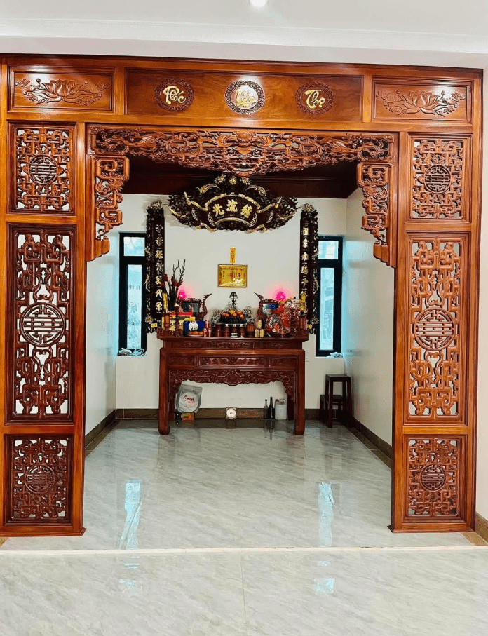 Bình phong gỗ che bàn thờ đáp ứng các yếu tố phong thủy nhà