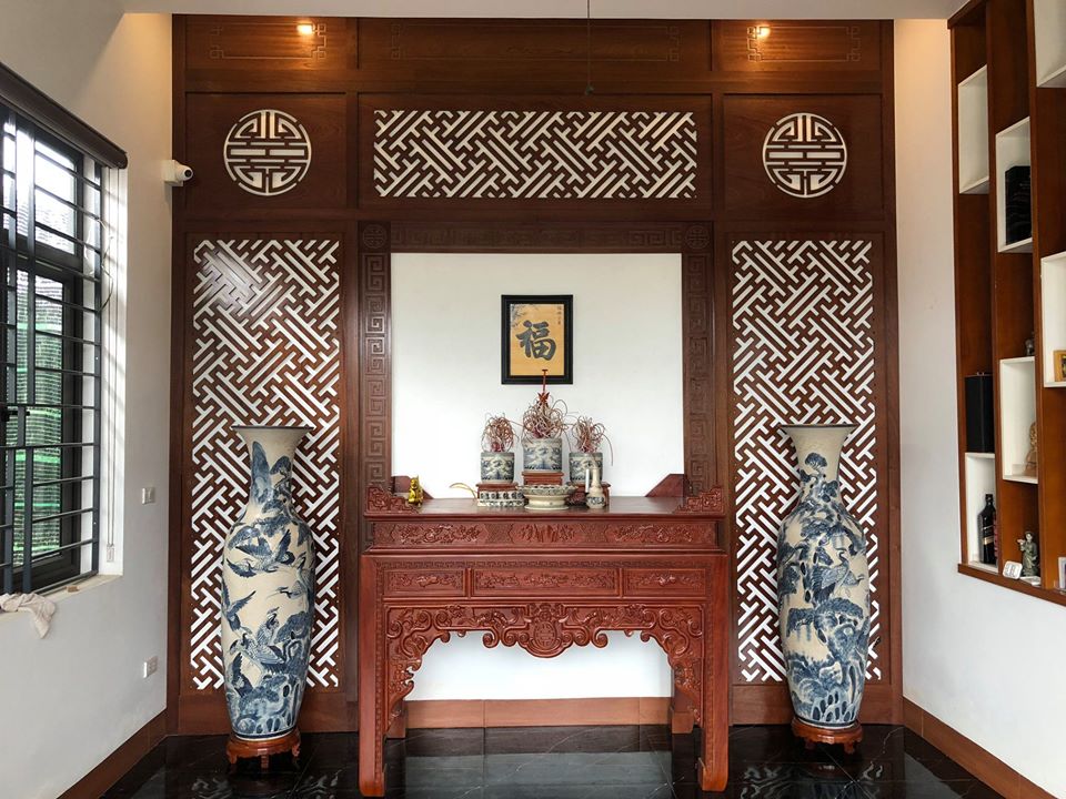 Mẫu vách ngăn phòng thờ có hoa văn chữ Vạn đẹp ấn tượng
