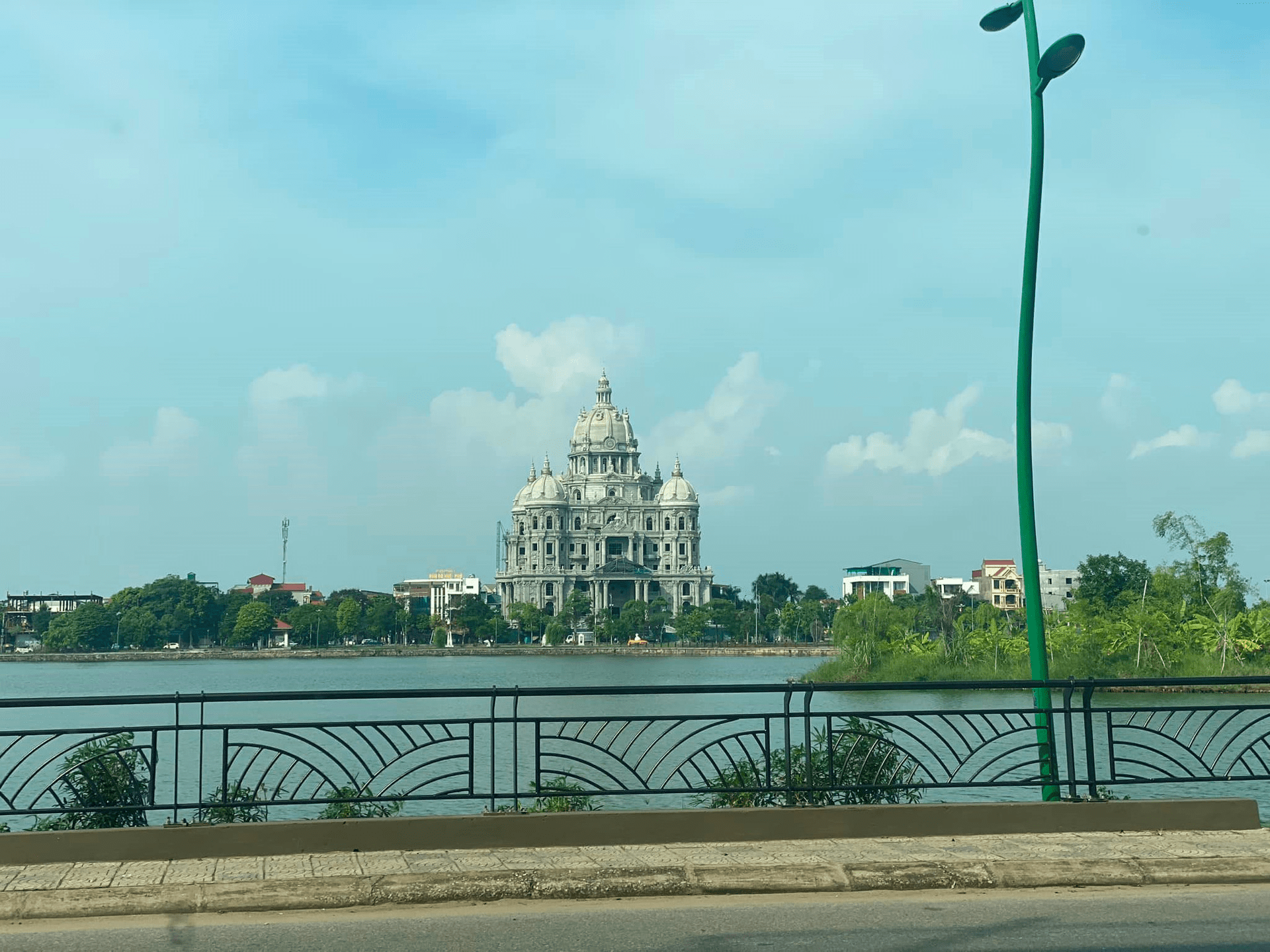 Vị trí trung tâm giúp công trình trở thành điểm nhấn kiến trúc của thành phố Việt Trì 